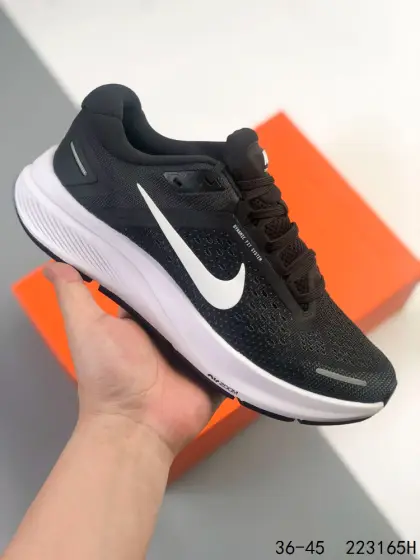 耐克NIKE AIR Zoom Structure 23运动舒适减震防滑耐磨低帮碳板训练跑步鞋男女款厚底增高老爹运动鞋,这款跑鞋专为热爱跑步、追求稳定与缓震效果的跑者精心设计,无论是长距离慢跑、日常训练还是休闲穿搭,它都能完美契合您的需求.这款跑鞋延续了耐克在稳定类跑鞋上的深厚积淀,结合了品牌最成熟的稳定性支撑设计与柔软顺滑、回弹出色的缓震系统,标志着这一系列在稳定跑鞋领域迈入全新阶段.中足支撑系统:Structure 26搭载了耐克创新的中足支撑系统,包裹足弓内侧与后跟外侧,提供更强的稳定支撑.该系统融合了全新的中底稳定性方案,标志着Structure系列在耐克支撑型缓震跑鞋理念上的一次大胆革新.全掌ReactX泡绵中底:首次采用全掌ReactX泡绵中底,摒弃传统稳定跑鞋常见的硬质材料或刚性内侧支撑结构,提供更柔软顺滑的脚感.全新网眼鞋面:采用全新网眼鞋面,搭配重新设计的分区外底,进一步提升不同水平和强度的跑者在跑步中的舒适性与表现力.高耐磨橡胶:高磨损区域(如后跟)使用高耐磨橡胶,增强抓地力和耐用性;前掌则采用发泡橡胶,带来持续的柔软脚感和良好的地面反馈. 货号: CZ6720 如图 ID:223165H